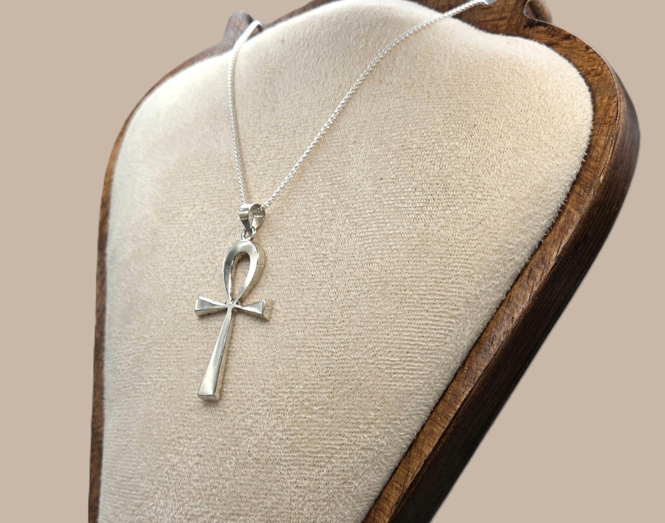 Zilveren ketting met een levenskruis Ankh. 2026/686