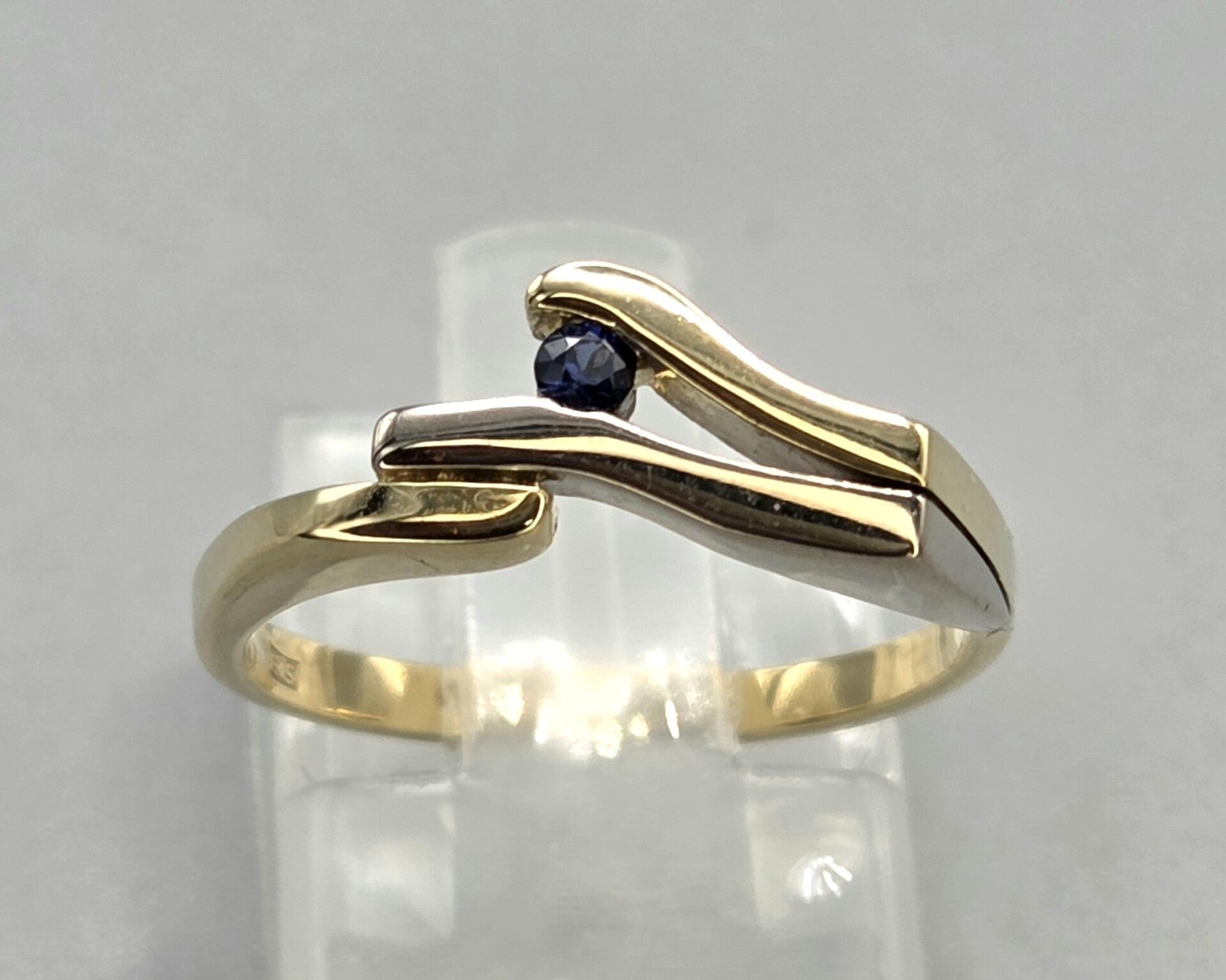 Vintage bi-color aanschuifring met saffier. 2026/687