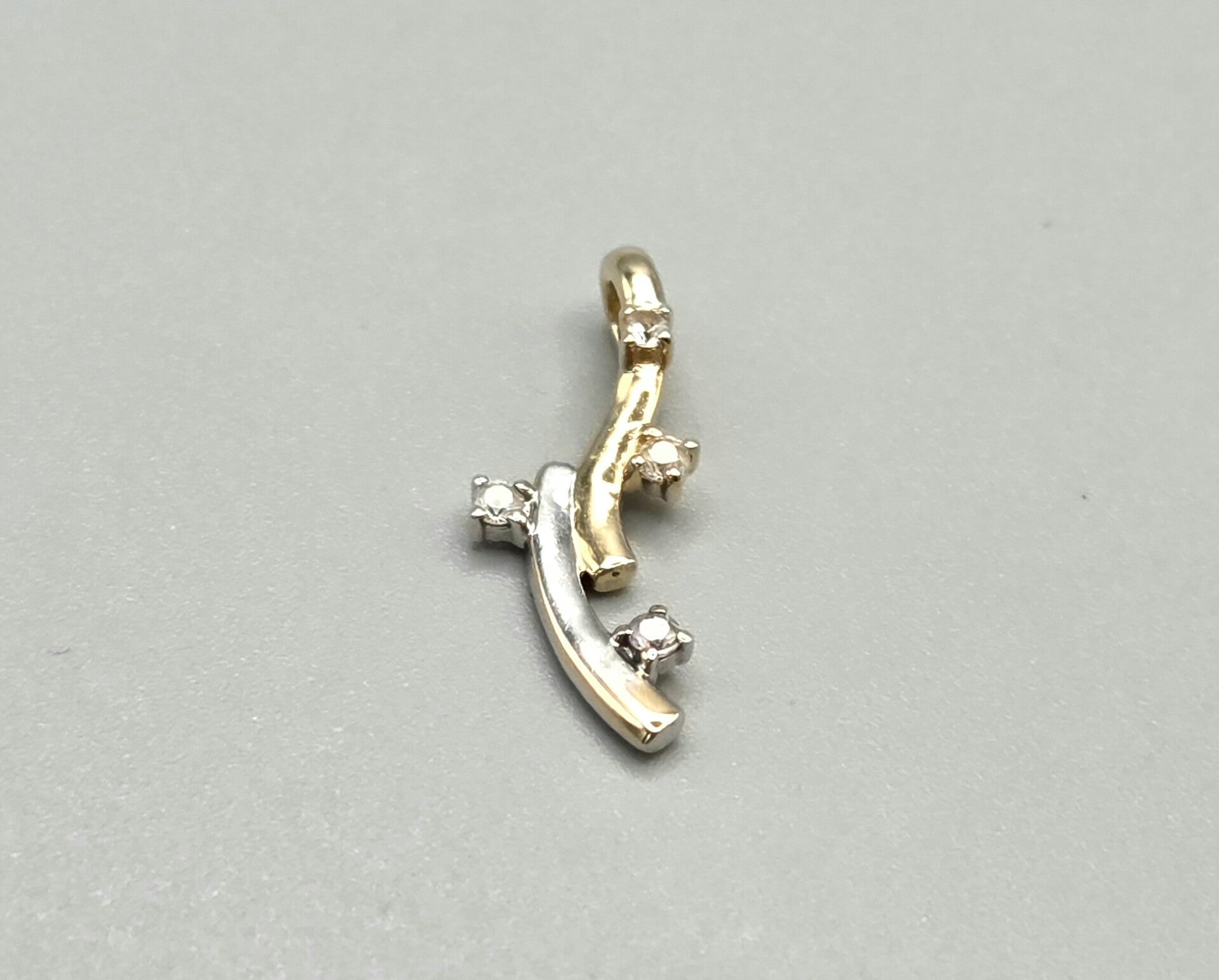 Vintage gouden bi-color hanger met diamant. 2026/705
