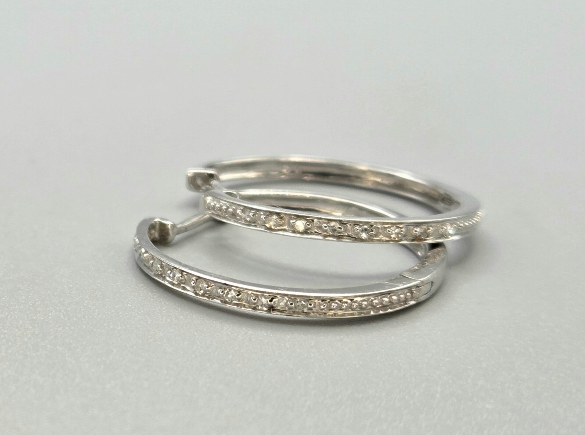 Vintage klapcreolen met ca. 0.16 ct diamanten. 2026/692