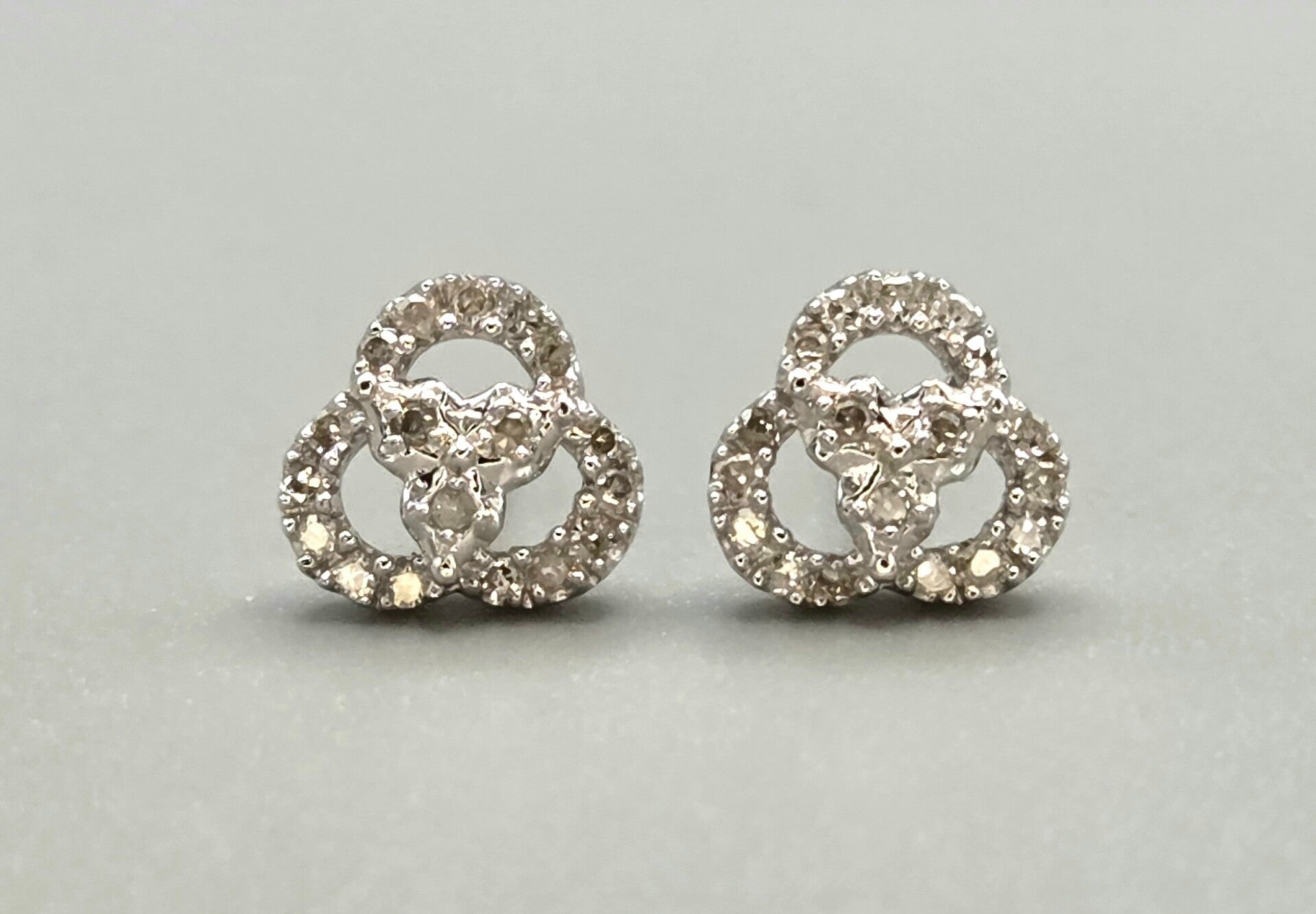 Vintage oorknoppen met ca. 0,35 ct diamanten. 2026/707
