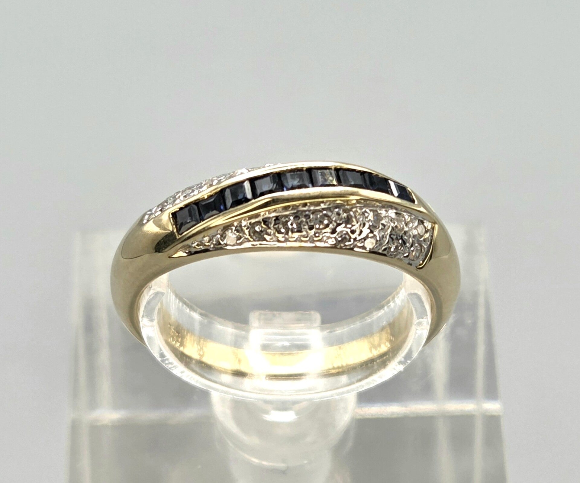 Vintage ring met saffier en ca. 0.24 ct diamanten. 2026/693
