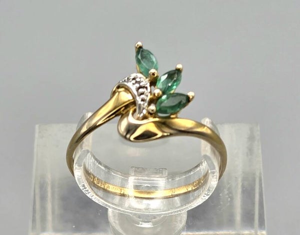 Vintage ring met edelsteen smaragd en diamant. 2026/706