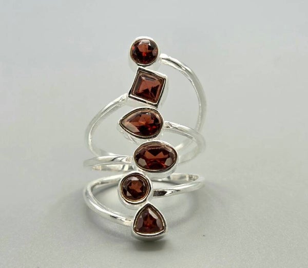 Zilveren design ring met edelstenen granaat. 2026/741. Mt: 17.75