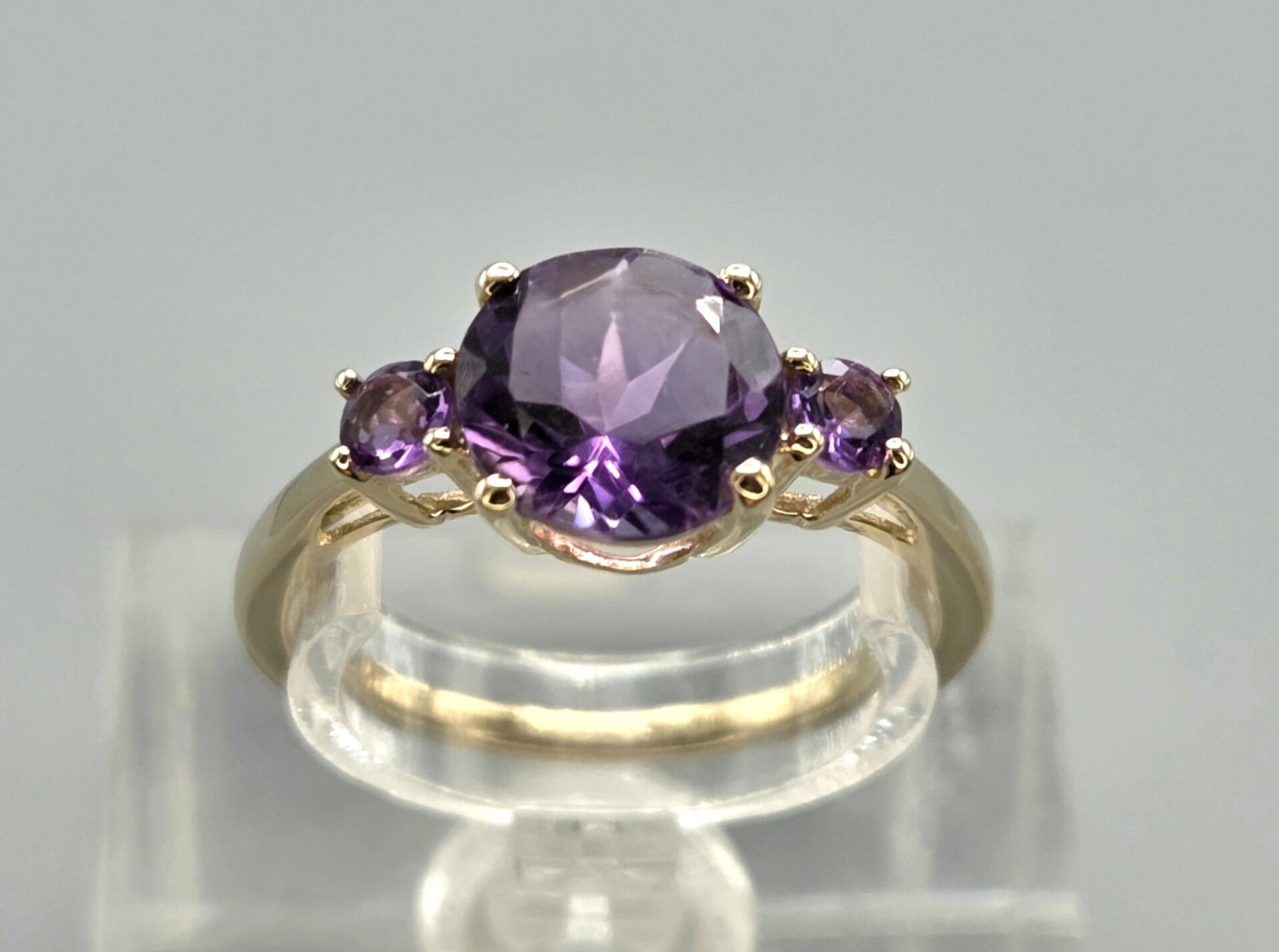 Vintage ring met edelstenen amethist. 2026/753.  Mt: 17,25.
