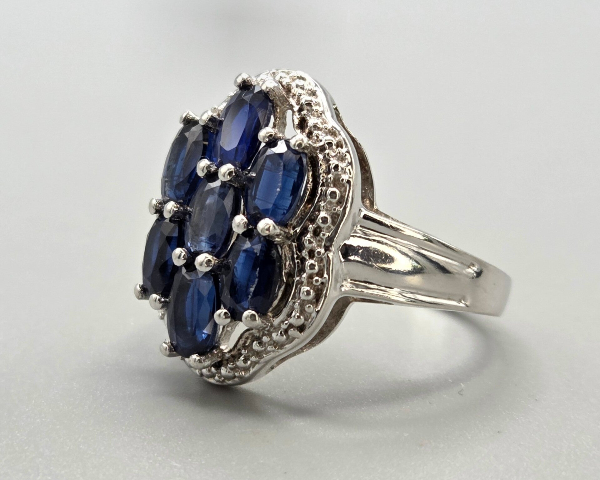 Zilveren ring met edelstenen saffier. 2026/747. Mt: 19