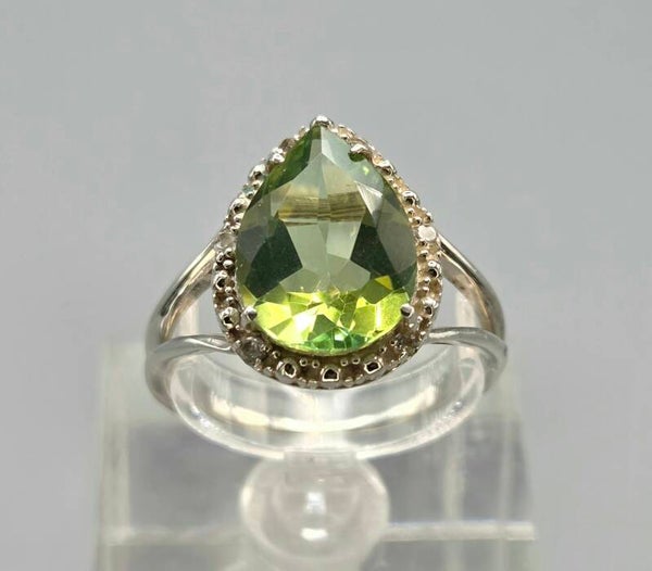 Vintage zilveren ring met peridot en witte topaas. 2026/750. Mt: 19