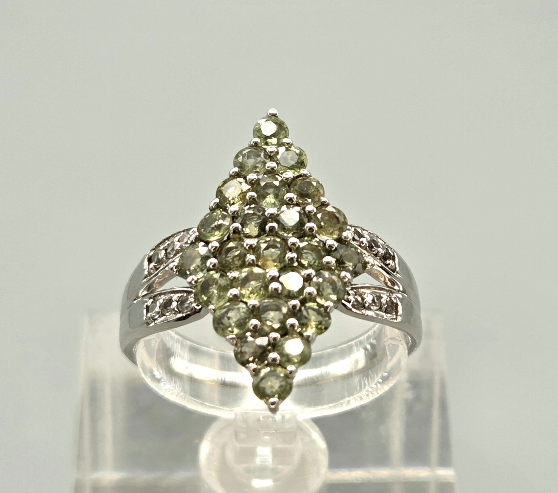 Zilveren vintage ring met groene amethist en witte topaas. 2026/752. Mt: 19