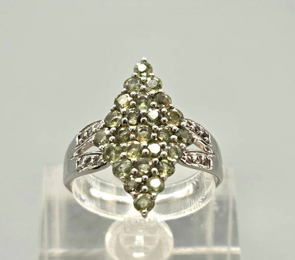 Zilveren vintage ring met groene amethist en witte topaas. 2026/752. Mt: 19
