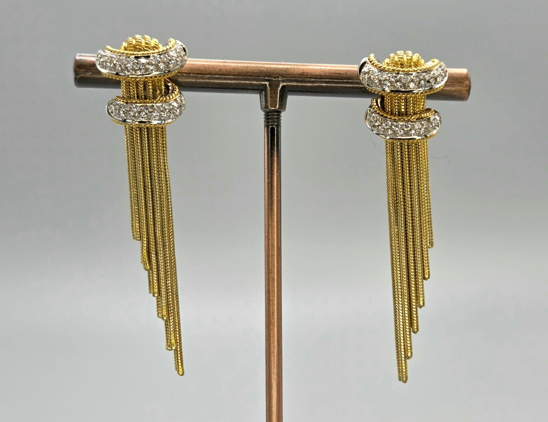 Vintage 18 karaat gouden design koord oorbellen met diamanten. 2026/749