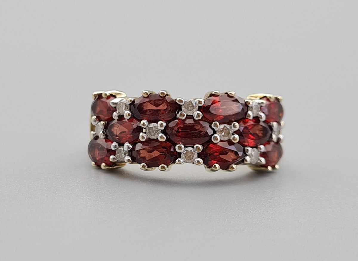 Vintage gouden ring met edelsteen granaat. Gouden ring Granaat