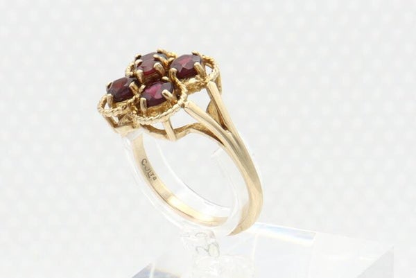 Vintage ring met granaat. Maat: 17.8. 2021/04.