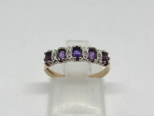 9 Karaat. Ring met 5x amethist en 4x diamant. Maat 15.25. Nr: 18/539.