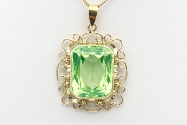 14 Karaat. Gouden vintage hanger met grote groene amethist. Nr:2021/66