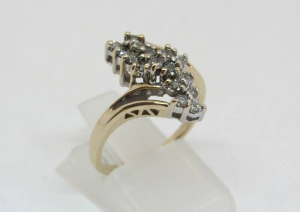 10 Karaat. Ring met 10x diamant (ca: 0.45 ct). Maat: 16.2. Nr: 18/580.