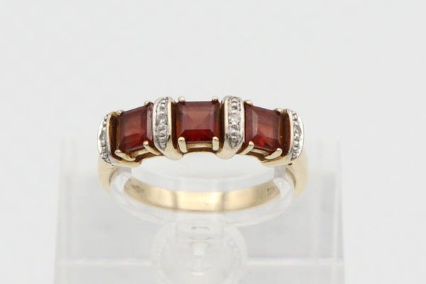 Vintage ring met granaat en diamanten. Maat: 17.8. 2021/107.