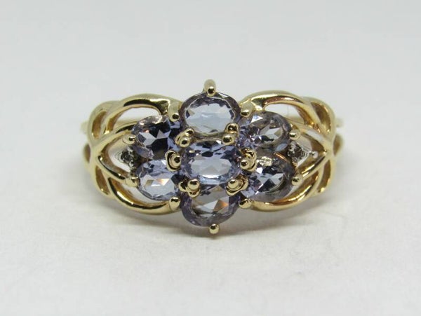 Nr: 19/A3. 9 Krts. Gouden ring met 7x Tanzaniet en 2x Diamant. Maat: 17.5.