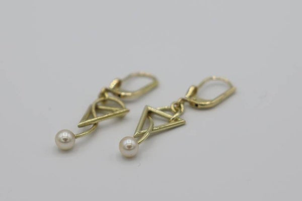 14 Karaat. Gouden vintage oorbellen met parel. Nr: 19/A534.