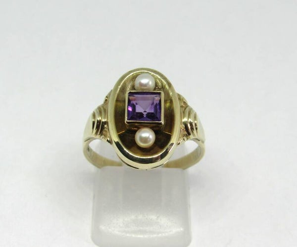 Nr: 19/A22. 8 Krts. Antieke Art Deco Gouden ring met Amethist en 2x Parel. Maat: 17.8