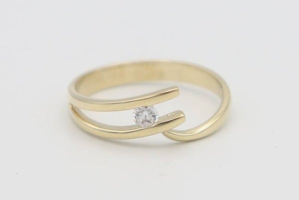 14 Karaat. Gouden ring met moissanite diamonds. Maat: 17.6. Nr: 2020/19.