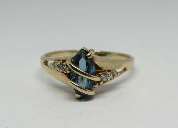 10 Karaat. Ring met topaas. Maat: 20.5. Nr:19/A62.