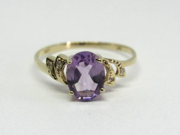 9 Karaat. Ring met amethist en 4x diamant. Maat: 17.5 Nr: 19/A68.