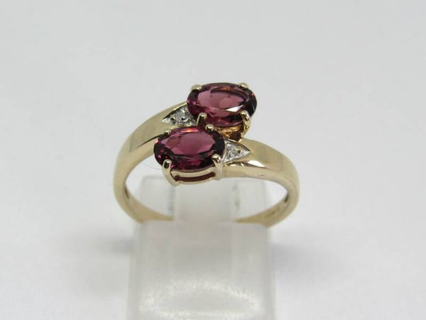 9 Karaat. Ring met 2x toermalijn en 2x diamant. Maat: 17.25. Nr: 19/A72.