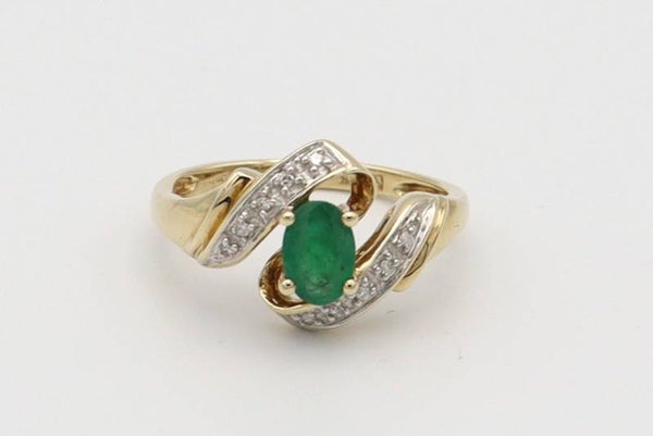 9 Karaat. Ring met smaragd en 10 x diamant. Maat: 15.8. Nr: 2020/44