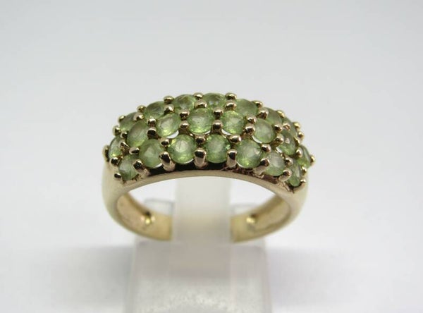 9 Karaat. Ring met peridot. Maat: 17.2. Nr: 19/A82.