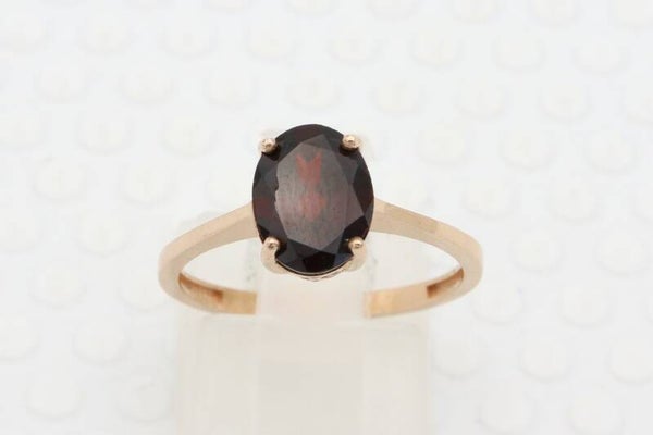Gouden vintage ring met granaat. Maat: 17. 2021/232.