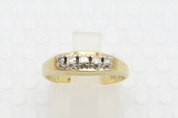 14 Karaats. Gouden vintage ring met 5x diamant . Maat: 16.9. Nr: 2021/215.