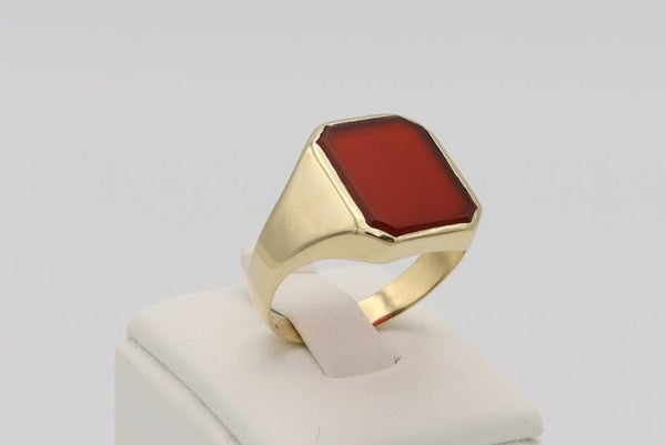 Gouden ring met carneool. Maat: 18.2. Nr: 2020/49.