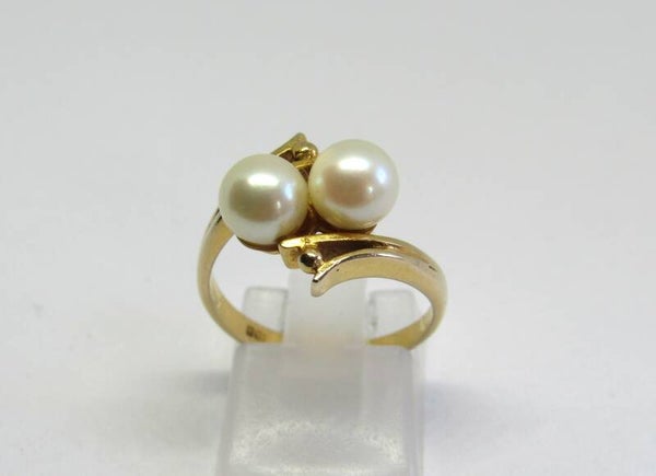 Nr: 19/A93. 9 Krts. Gouden ring met 2x Parel. Maat: 17.
