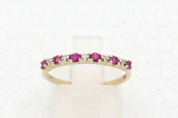 Vintage ring met robijn en diamant. Maat: 17.1.