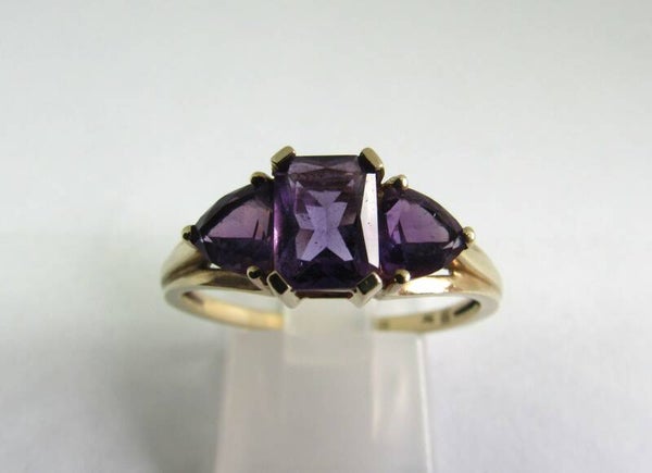 9 Karaat. Ring met 3x amethist. Maat: 19. Nr: 19/A100.