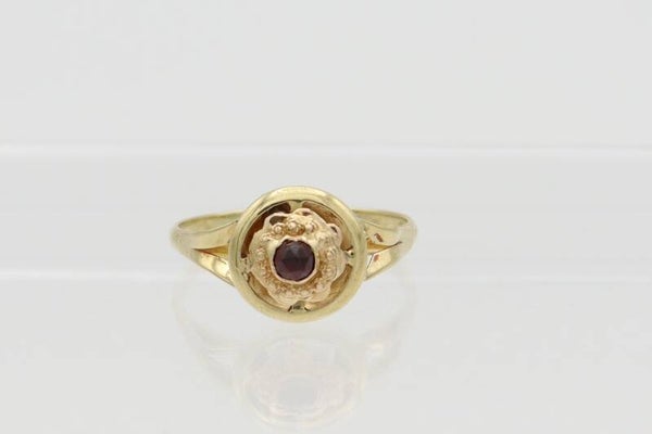 Gouden antieke ring met granaat. Maat: 17.75. 2021/254.