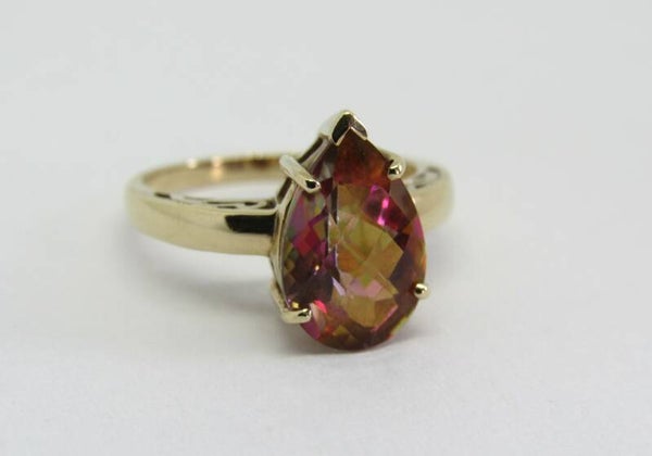 9 Karaat. Ring met mystic topaas. Maat 17. Nr19/A119.