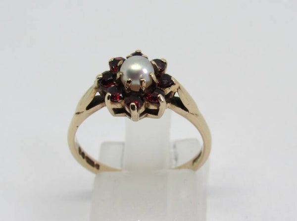 9 Karaat. Ring met parel en 8x granaat. Maat: 17.25. Nr: 19/A122.