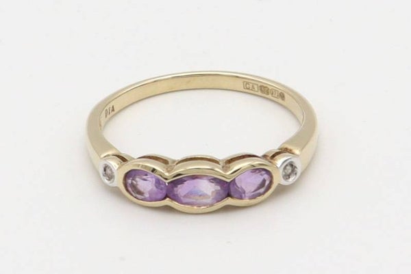 Ring met 3x amethist en 2x diamant. Maat: 17.1. Nr: 2020/92.