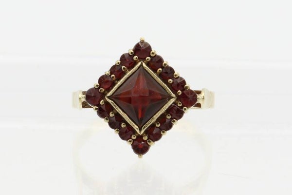 Vintage ring met granaat. Maat: 18.25. 2021/307.