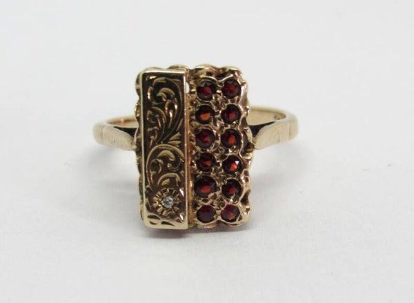 9 Karaat. Antieke  ring met 12x granaat en 1x diamant. Maat: 17.2. Nr: 19/A 149.