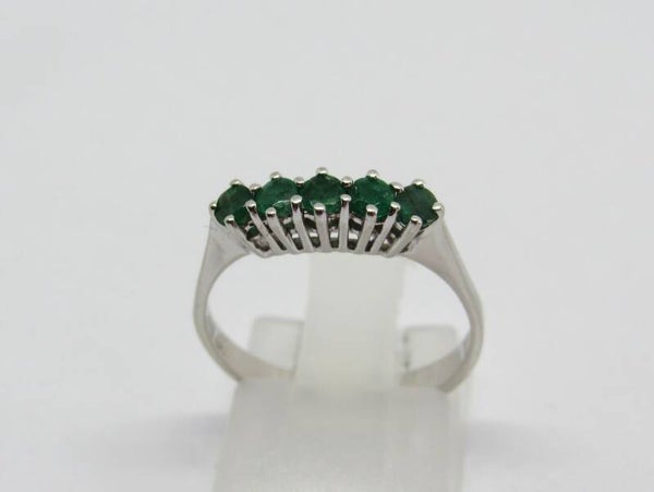 14 Karaat. Wit Gouden ring met 5x smaragd. Maat: 16.75. Nr: 19/A169.