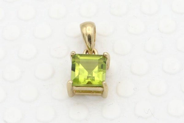Vintage hanger met peridot. 2021/331.