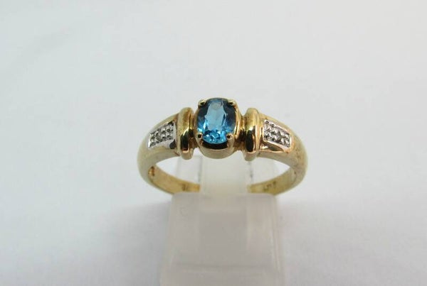 9 Karaat. Ring met blauwe topaas en 2x diamant. Maat: 18.1. Nr: 19/A156.