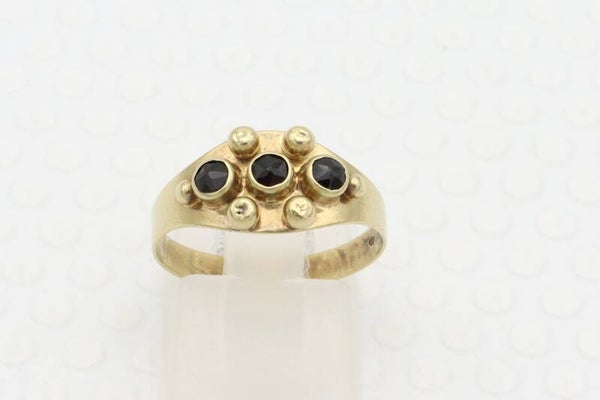 Gouden antieke ring met donkere granaat. Maat: 17.6. 2021/344.