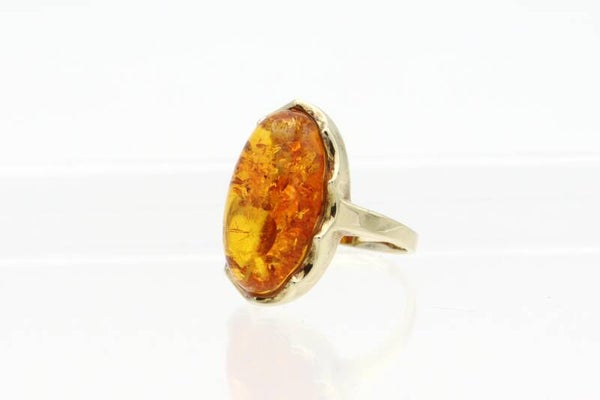 Vintage ring met barnsteen. Maat: 16.3.