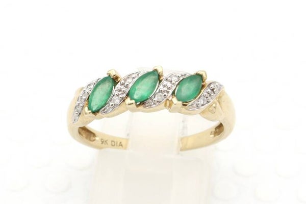Vintage ring met smaragd en diamanten. Maat: 18.5. 2021/369.
