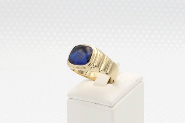 14 Karaat. Gouden ring met blauwe saffier. Maat: 21.1. Nr: 2020/150.