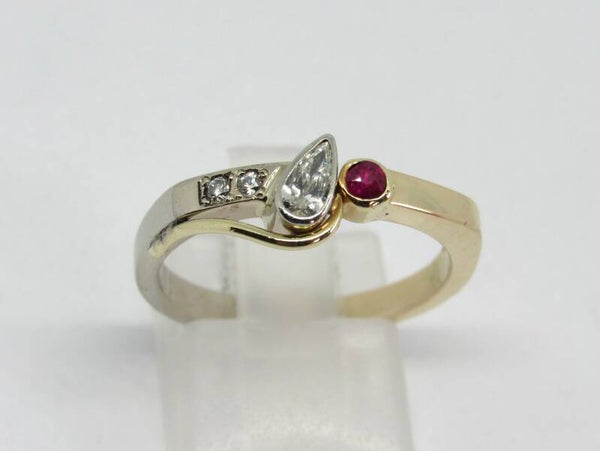 14 Karaat. Ring met diamant en robijn. Maat: 17.8. Nr: 19/A167.