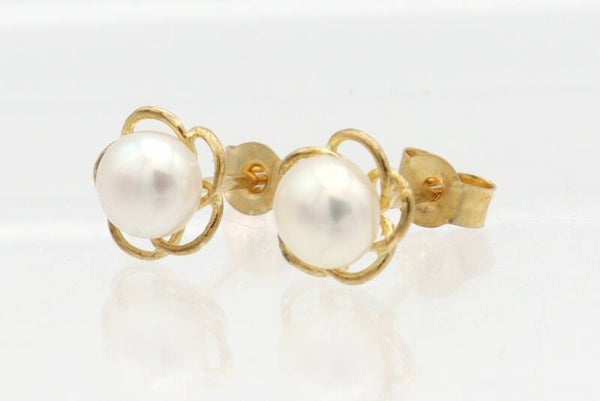 Vintage oorbellen met parel. 2021/384.